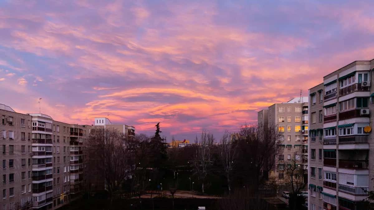 Bloques de viviendas de Madrid al atardecer con el cielo rosado