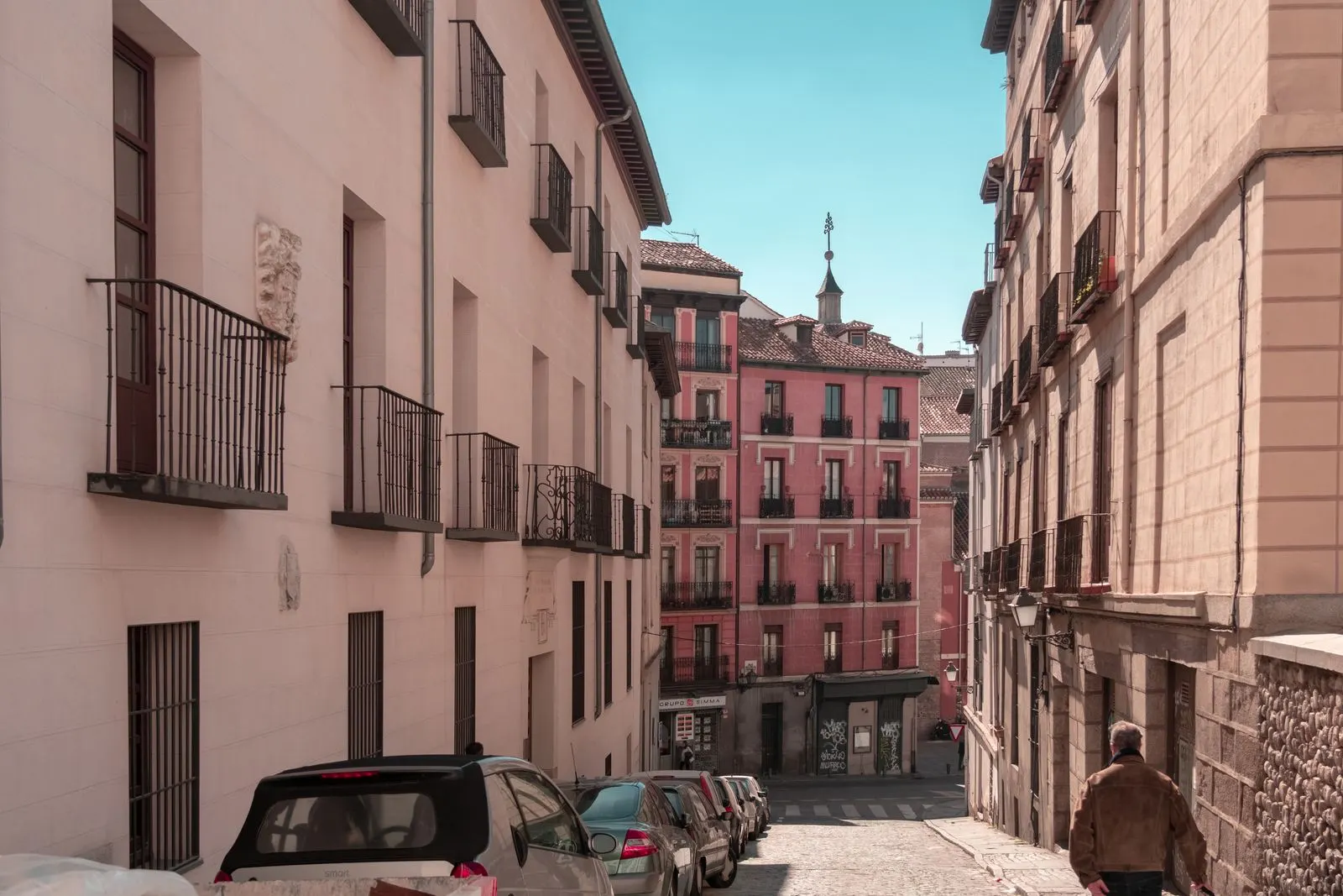 Calle estrecha con edificios de viviendas antiguos en Madrid