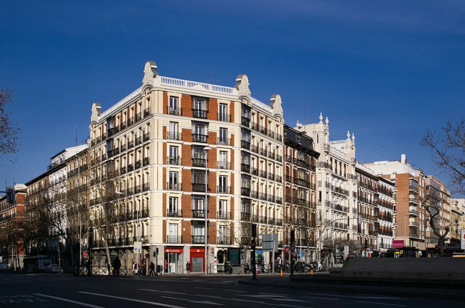 Edificio de viviendas de principios del siglo XX en una esquina de Madrid