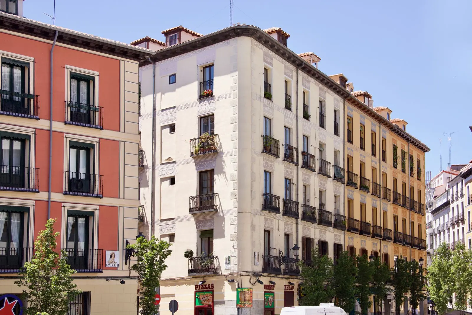 Fachadas de edificios de viviendas clásicos con balcones de hierro en Madrid