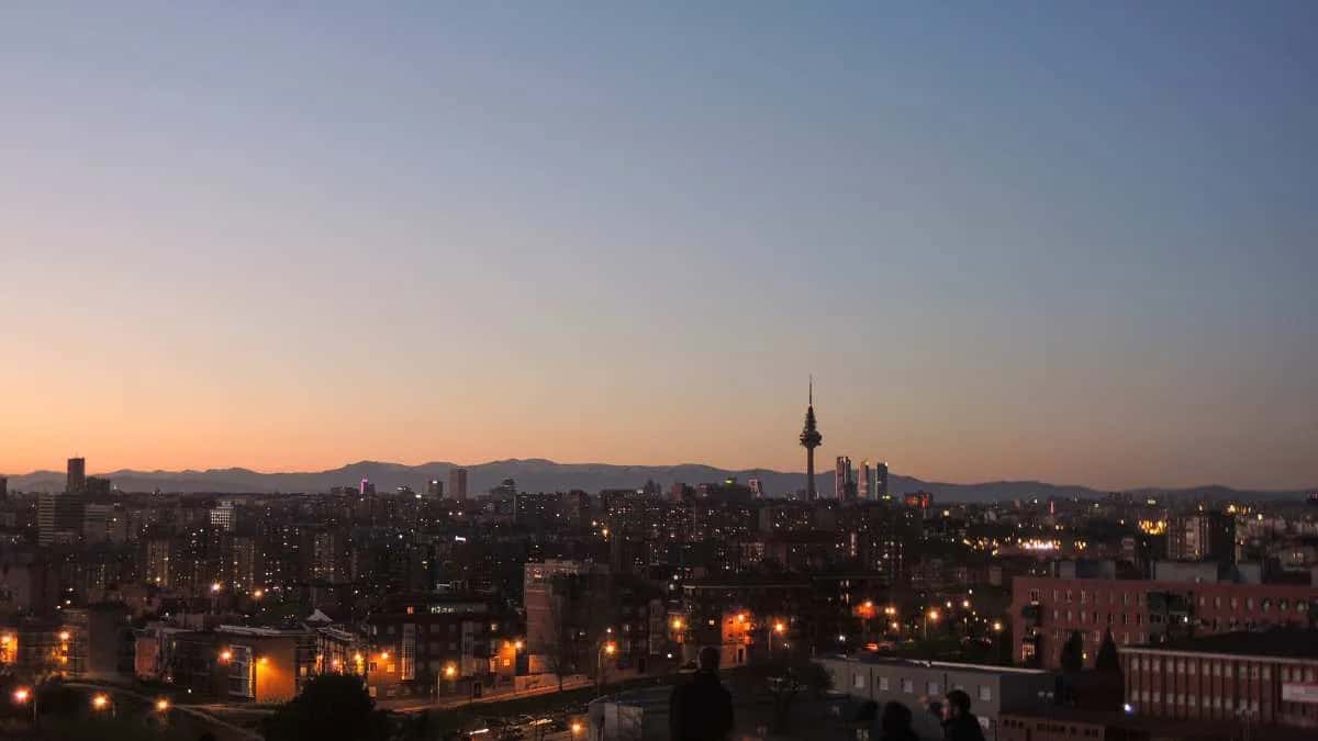 Panorámica de Madrid al anochecer con Torrespaña al fondo