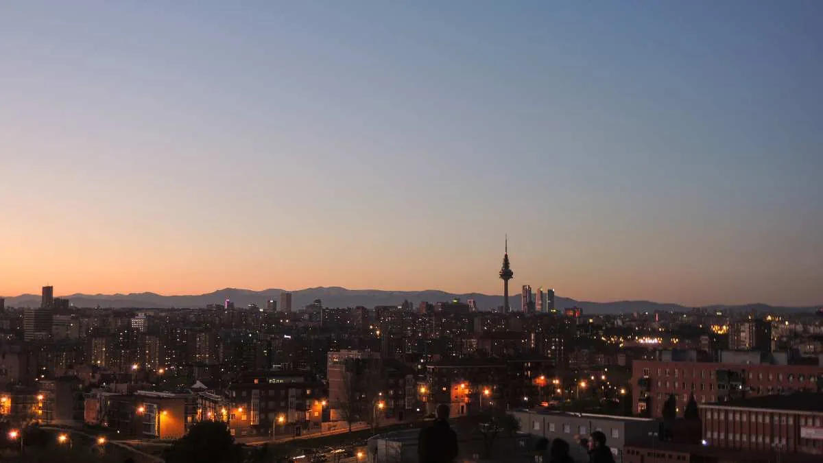 Panorámica de Madrid al anochecer con Torrespaña al fondo