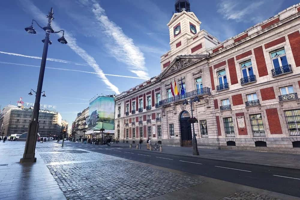 Puerta del Sol de Madrid con la Real Casa de Correos y la farola de la plaza