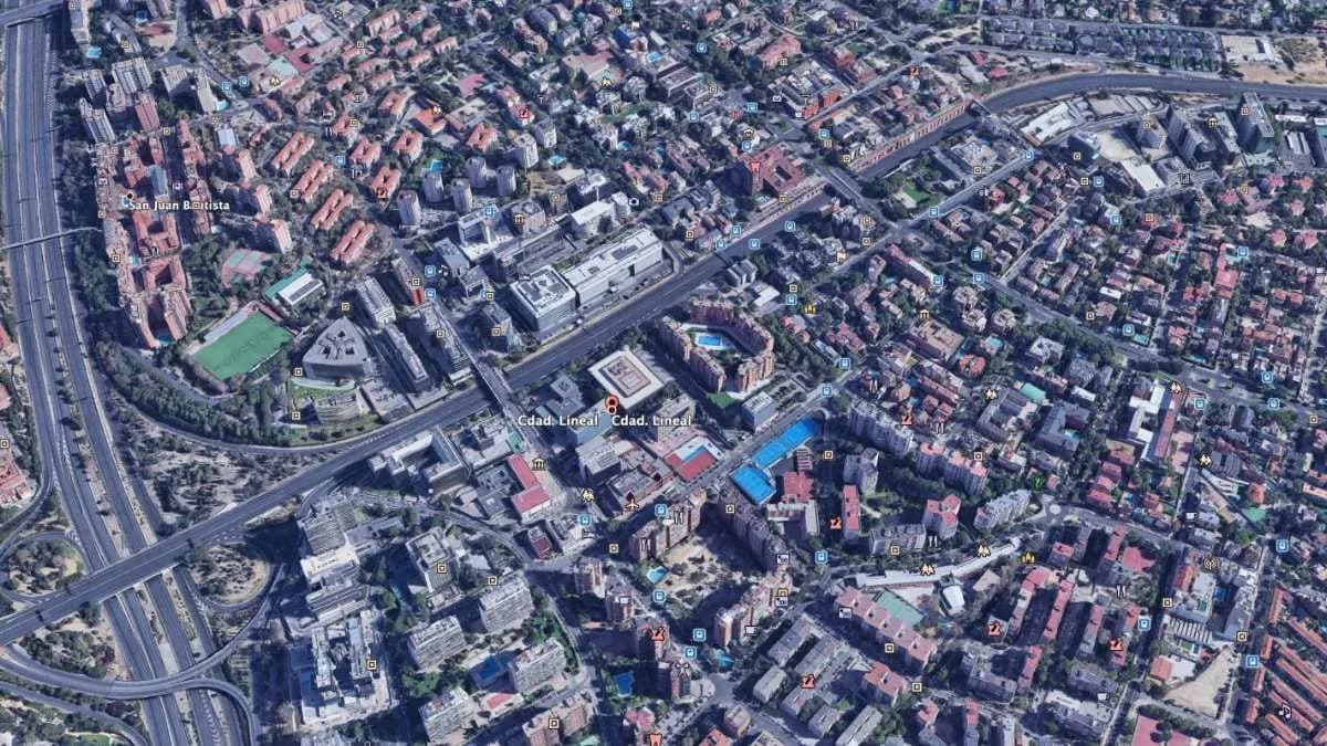 Vista aérea de manzanas de pisos y avenidas en un barrio residencial de Madrid