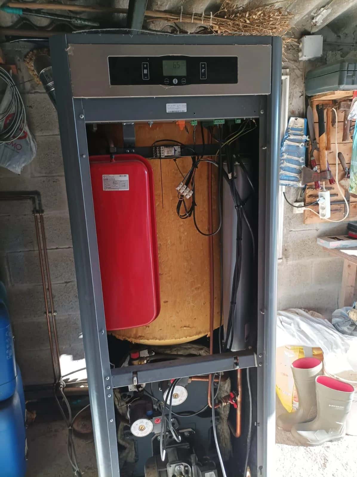 Equipo de calefacción abierto con interacumulador, vaso de expansión y conexiones internas