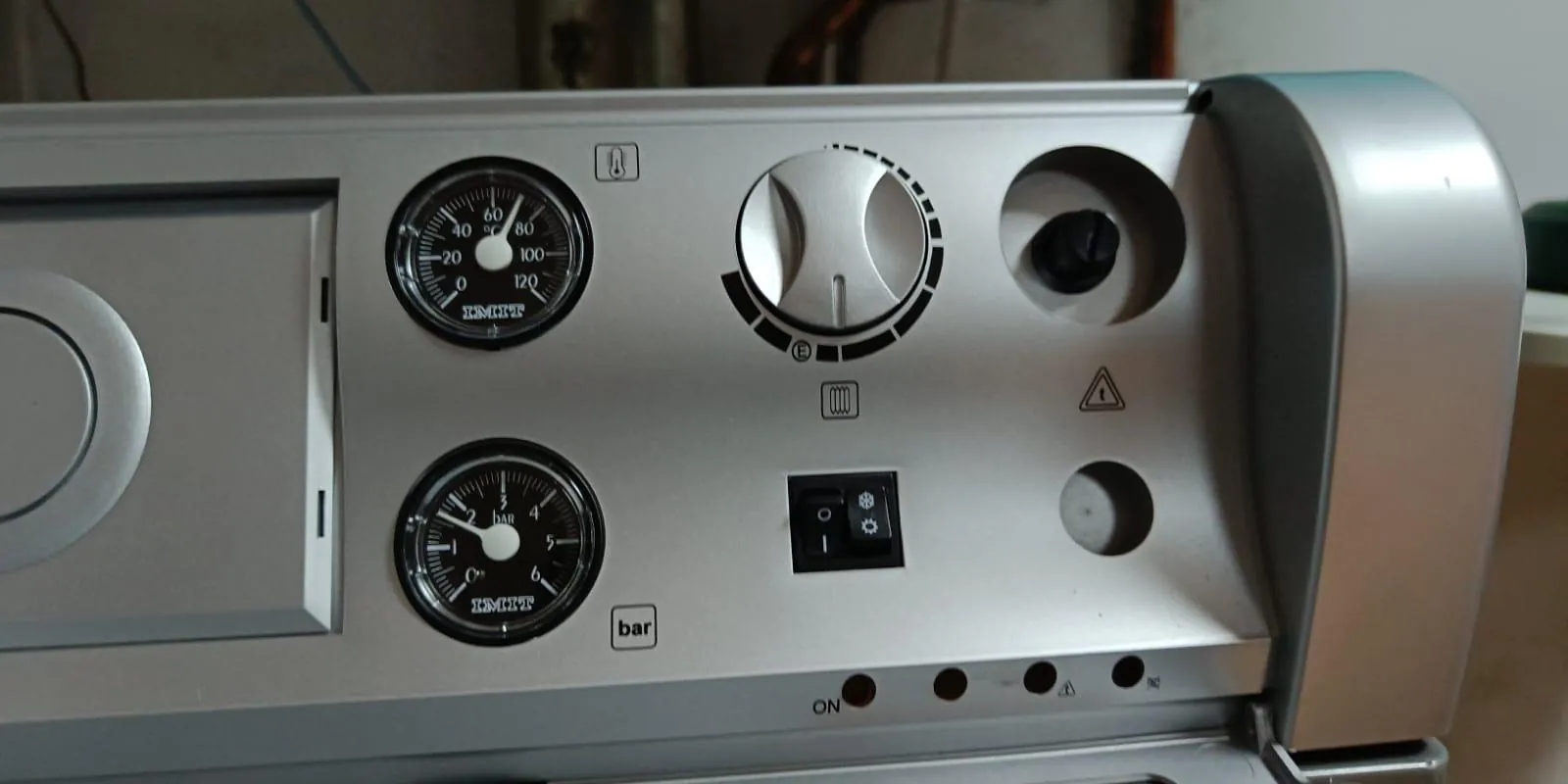 Panel de mandos de una caldera con termómetro, manómetro y selector de temperatura