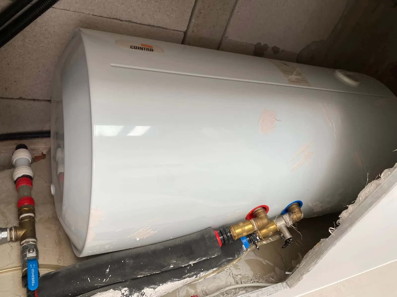 Termo eléctrico horizontal con llaves y válvula de seguridad instalado