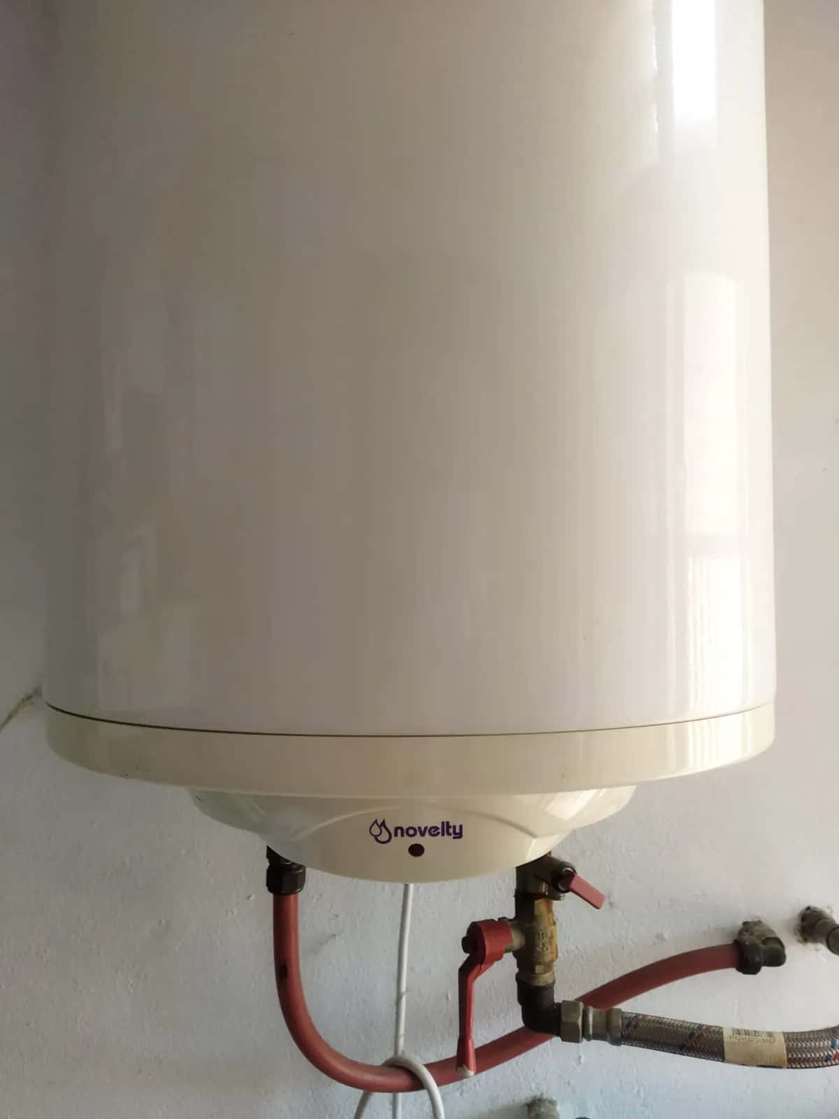 Termo eléctrico vertical con tomas de agua fría y caliente