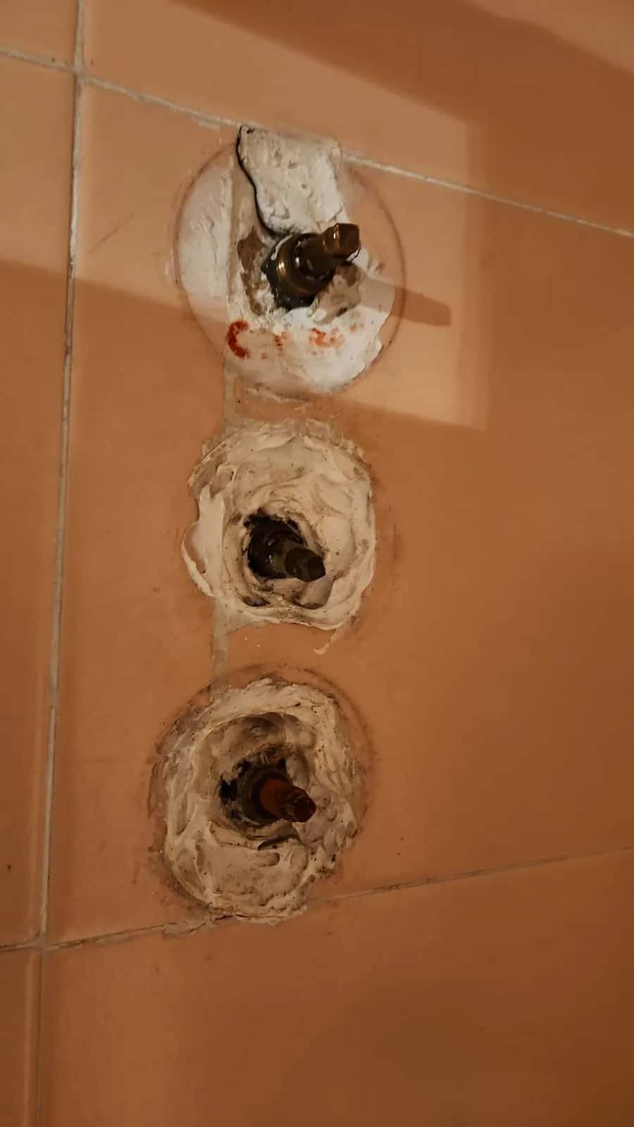 Tomas de agua empotradas al descubierto tras retirar la grifería de una ducha